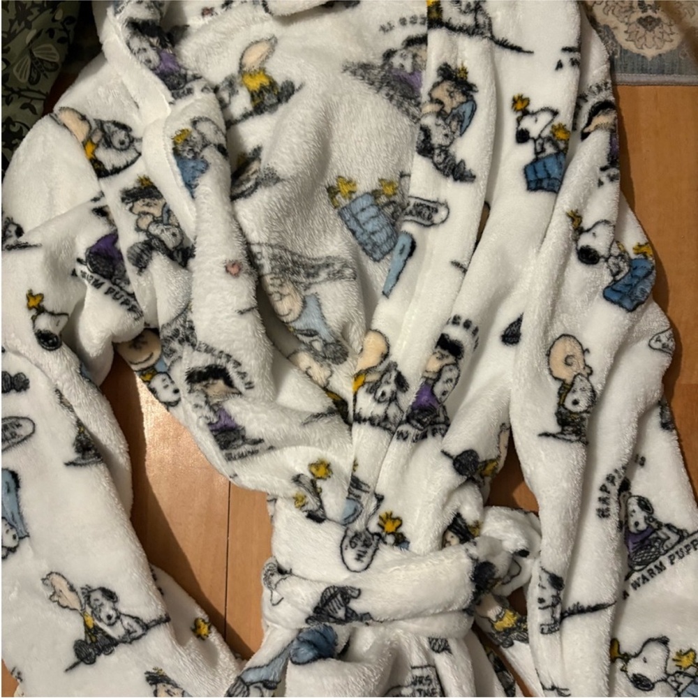 White Peanuts robe, size medium, NWT